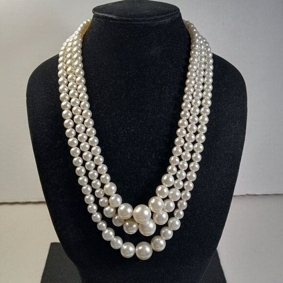 Vintage Japan Three Strand Graduated Faux Pearl Necklace Cottagecore Grandmacore - Picture 1 of 9
